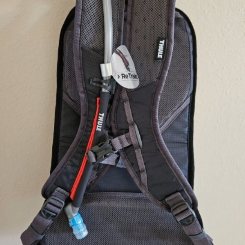Thule UpTake 8 L Hydration Backpack - 84.5 oz. Reservoir, Black  NEW - Picture 5 of 12